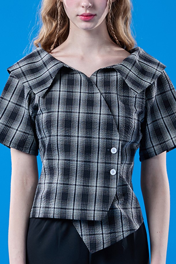 여성용 여름 휴양지 랩 오프숄더 체크 쿨링 슬림 반팔셔츠 [BLACK] 입니다. 블랙 색상의 체크 패턴이 돋보이며, 랩 스타일의 오프숄더 디자인으로 시원하고 캐주얼한 연출이 가능합니다. 얇은 두께의 냉감 기능성 소재를 사용하여 여름철 일상 및 휴가에 쾌적하게 착용할 수 있는 슬림핏 반소매 셔츠입니다.
