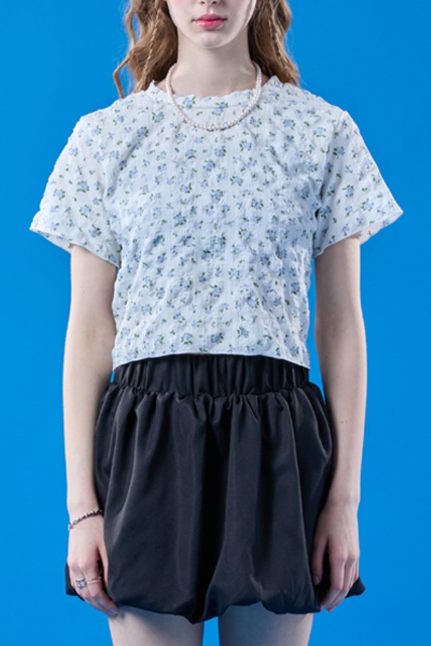 화이트와 블루 컬러의 플라워 패턴이 돋보이는 프릴 멜빈 플라워 크롭 마몽티는 여름철 일상복으로 시원하게 입기 좋은 크롭 기장의 상의입니다. 얇고 통기성이 좋은 소재로 제작되어 쾌적하며, 플리츠 디자인과 슬림핏으로 여성스러운 실루엣을 연출해줍니다. 라운드넥 디자인의 반소매 상의로, 캐주얼한 스타일을 선호하는 여성에게 추천합니다.
