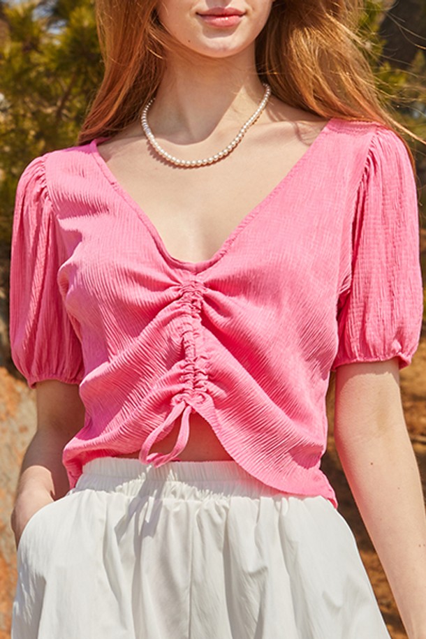 사랑스러운 핑크 컬러의 쿨링 플리츠 리본 퍼프 크롭 반팔티는 브이넥 디자인으로 페미닌하고 걸리시한 무드를 연출합니다. 얇은 두께감과 쿨링 기능으로 여름에도 시원하게 착용 가능하며, 플리츠 디테일과 리본, 퍼프 소매가 포인트입니다. 크롭 기장으로 트렌디하게 연출할 수 있는 여성 티셔츠입니다.

