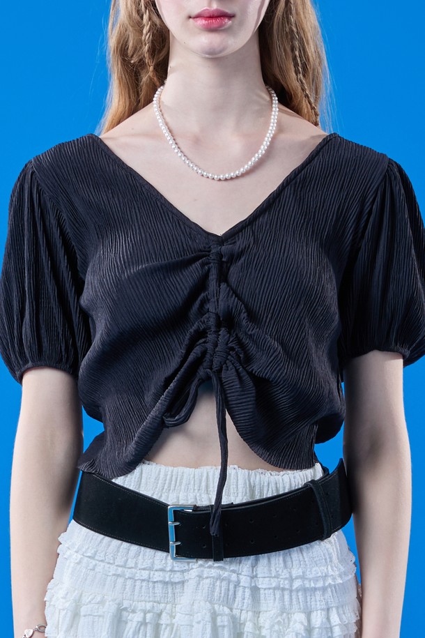 여성용 쿨링 플리츠 리본 퍼프 크롭 반팔티는 블랙 색상으로, 브이넥 디자인이 돋보입니다. 플리츠 패턴과 리본 디테일, 퍼프 소매가 특징이며, 쿨링 소재로 제작되어 여름에도 시원하게 착용 가능합니다. 크롭 기장으로 페미닌한 무드를 연출할 수 있습니다.
