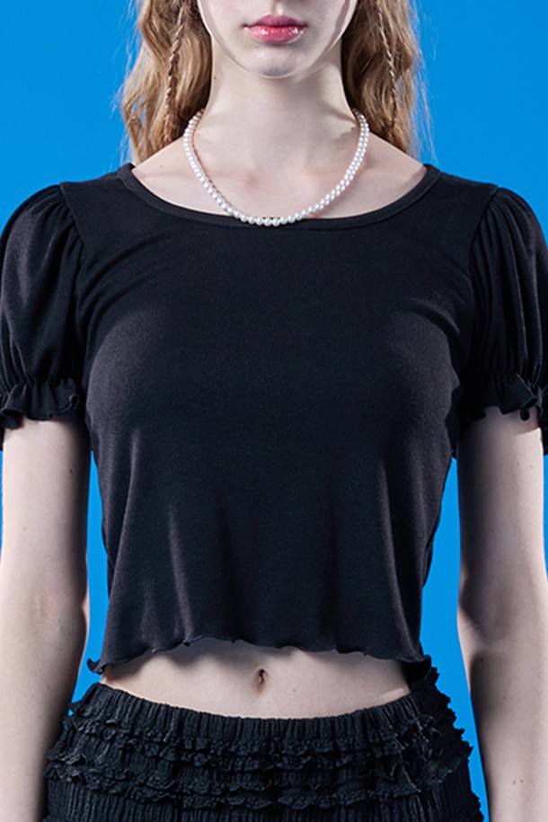 여성용 블랙 색상의 퍼프 프릴 라운드 이너 반팔티입니다. 크롭 기장의 라운드넥 티셔츠로, 퍼프 소매와 프릴 디테일이 특징입니다. 일상이나 페스티벌에서 페미닌하고 시크한 스타일을 연출하기 좋으며, 여름에 착용하기 적합합니다.
