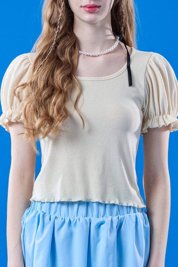 여성용 퍼프 프릴 라운드 이너 반팔티는 부드러운 버터옐로우 색상으로, 페미닌한 무드를 연출합니다. 라운드넥 디자인에 퍼프 소매와 프릴 디테일이 더해져 포인트를 주며, 여름철 일상복으로 적합합니다. 무지 패턴의 레귤러 핏 반팔 티셔츠입니다.
