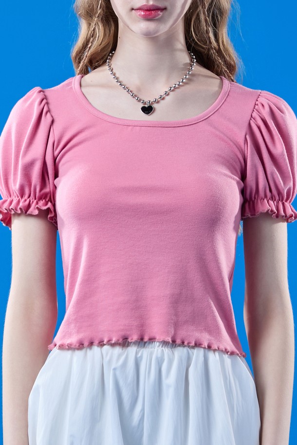 여성스러운 무드를 연출하는 핑크 컬러의 퍼프 프릴 라운드 이너 반팔티입니다. 얇고 부드러운 면 소재로 제작되었으며, 퍼프 소매와 프릴 디테일이 돋보입니다. 크롭 기장의 레귤러핏으로 일상에서 편안하게 착용하기 좋습니다.
