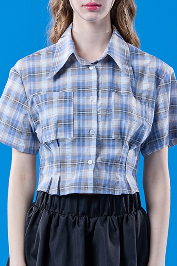 프레피 체크 패턴이 돋보이는 페일블루 컬러의 크롭 슬림 반팔 셔츠입니다. 여성스러운 실루엣을 연출하며, 카라 디자인으로 클래식한 무드를 더했습니다. 여름철 일상에서 산뜻하게 착용하기 좋은 아이템입니다.

