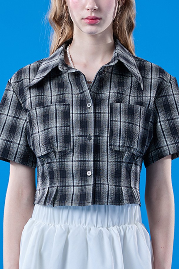 여름 휴양지에서 돋보일 체크 패턴의 블랙 컬러 크롭 반팔 셔츠입니다. 얇고 쿨링 소재로 제작되어 시원하게 착용 가능하며, 슬림핏 디자인이 돋보입니다. 칼라 네크라인과 반소매로 캐주얼한 휴양지 스타일을 연출할 수 있습니다.
