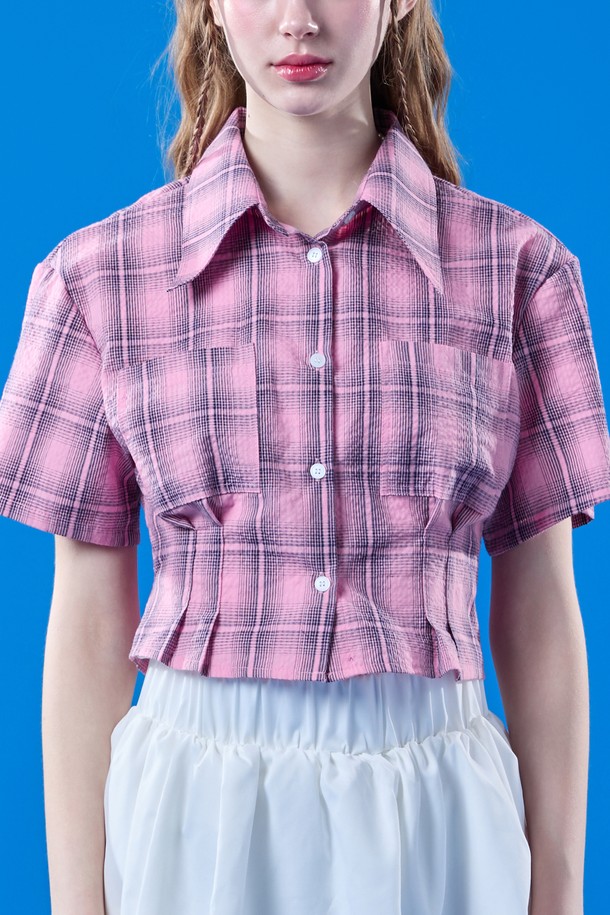 여름 휴양지에서 돋보이는 핑크색 체크 패턴의 쿨링 슬림 크롭 반팔 셔츠입니다. 얇은 두께의 냉감 소재로 시원하게 착용 가능하며, 슬림핏 실루엣이 돋보입니다. 셔츠 칼라 디자인의 크롭 기장으로 캐주얼한 스타일을 연출할 수 있습니다.
