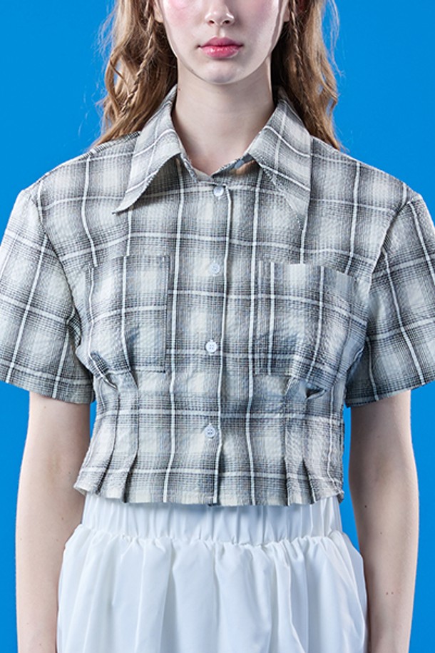 여성용 아이보리 색상의 여름 휴양지 체크 쿨링 슬림 크롭 반팔 셔츠입니다. 시원한 냉감 기능과 걸리시한 감성이 돋보이는 Festival 컬렉션 제품으로, 체크 패턴이 특징입니다. 캐주얼하면서도 프레피 스타일을 연출할 수 있는 크롭 기장의 슬림핏 반소매 셔츠로, 일상과 휴가 모두에 잘 어울립니다.
