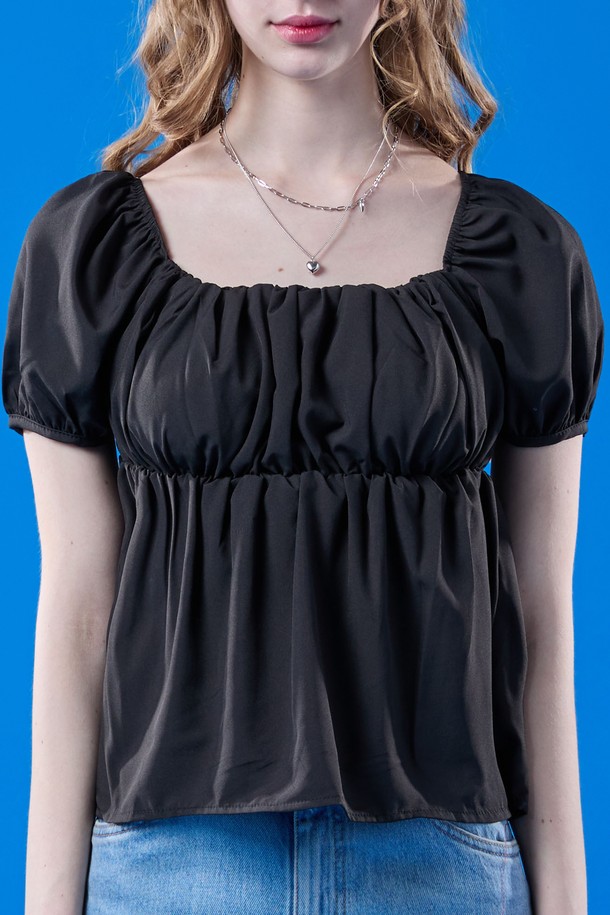 페미닌 무드의 블랙 컬러 퍼프 벌룬 튤립 반팔티 블라우스입니다. 스퀘어넥 디자인에 얇은 두께감으로 여름철 일상복으로 적합하며, 루즈핏으로 편안한 착용감을 제공합니다. 퍼프 소매 디테일과 벌룬 실루엣, 튤립 디자인이 특징입니다.
