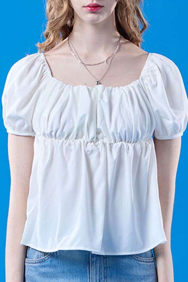 페미닌한 무드의 화이트 컬러 블라우스입니다. 퍼프 소매 디자인과 튤립 디테일이 돋보이며, 벌룬 실루엣의 루즈핏으로 편안하게 착용할 수 있습니다. 스퀘어넥 디자인으로 세련됨을 더했으며, 얇은 소재로 여름철에도 시원하게 입을 수 있습니다.

