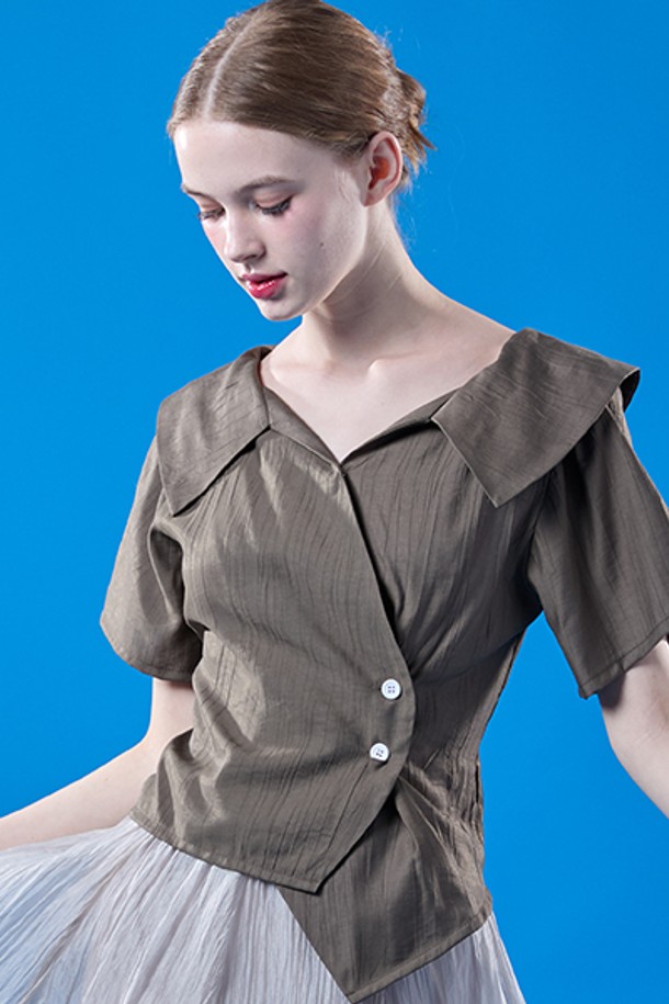 에어리 쿨링 기능이 있는 카키 색상의 미디 랩 오프숄더 슬림 반팔 셔츠입니다. 여름철 일상복으로 적합하며, 얇은 두께와 무지 패턴이 특징입니다. 여성용으로 슬림핏 디자인이 적용되었습니다.
