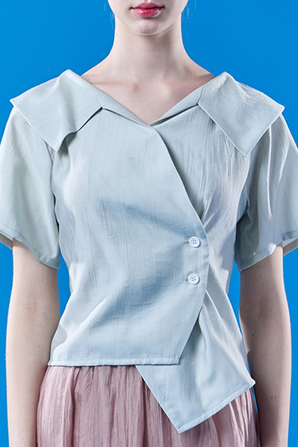 에어리 쿨링 소재로 시원하게 착용 가능한 베이비그린 색상의 미디 기장 슬림핏 반팔 셔츠입니다. 페미닌하고 캐주얼한 무드를 연출하며, 랩 스타일의 오프숄더 디자인이 특징입니다. 여름철 일상에서 편안하게 입을 수 있는 얇은 무지 반팔 티셔츠입니다.
