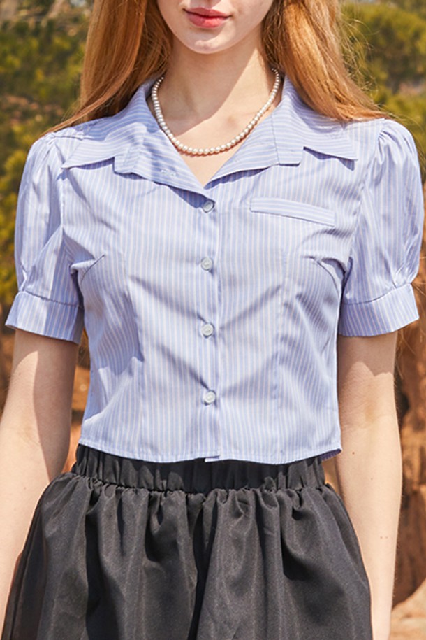 여성용 로나 퍼프 스트라이프 슬림 반팔 셔츠는 부드러운 면 소재의 얇은 두께로 여름철 일상복으로 적합합니다. 베이비블루 색상의 스트라이프 패턴과 퍼프 소매, 포켓 디테일이 특징이며, 카라 네크라인의 슬림핏 디자인으로 페미닌하고 프레피한 스타일을 연출할 수 있습니다. 반소매 기장으로 시원하게 착용 가능합니다.
