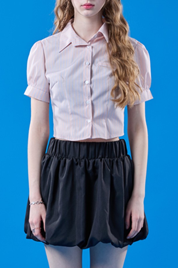 사랑스러운 베이비핑크 색상의 로나 퍼프 스트라이프 슬림 반팔 셔츠는 페미닌하고 프레피한 무드를 연출합니다. 얇은 두께와 슬림핏 디자인으로 여름철에도 시원하게 착용 가능하며, 스트라이프 패턴과 퍼프 디테일이 돋보입니다. 카라 디자인의 크롭 기장 셔츠로, 다양한 하의와 매치하여 일상에서 스타일리시하게 연출할 수 있습니다.
