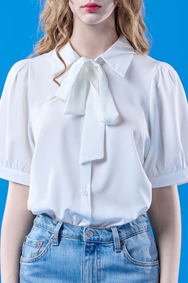 [반팔 ver.] 퍼프 리본 타이 셔츠는 화이트 색상의 에어 반팔 블라우스입니다. 페미닌하고 프레피한 무드를 연출하며, 퍼프 소매와 리본 타이 디테일이 돋보입니다. 얇은 두께감으로 여름철 데일리룩에 적합하며, 무지 패턴과 레귤러 핏으로 편안하게 착용할 수 있습니다.
