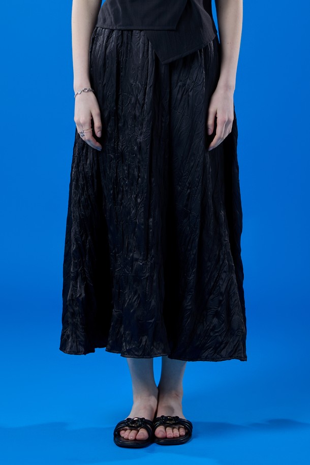 여름에 어울리는 블랙 색상의 쉬폰 쿨링 마몽 주름 플레어 롱스커트입니다. 얇고 부드러운 쉬폰 소재에 쿨링, 속건, 통기 기능이 더해져 시원하고 쾌적하게 착용 가능하며, 플리츠 주름과 플레어 핏으로 여성스러운 실루엣을 연출합니다. 안감이 있어 비침 걱정 없이 데일리로 즐겨 입기 좋은 롱스커트입니다.
