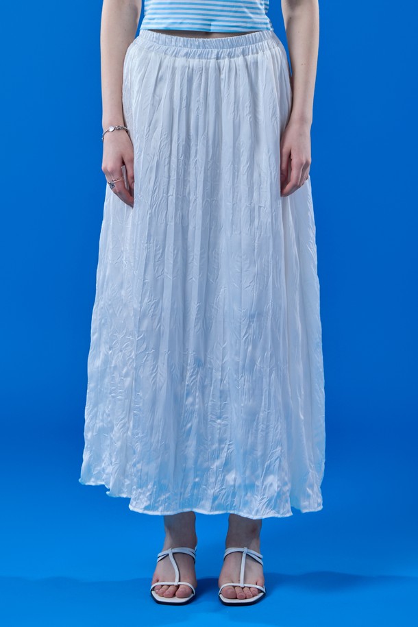 여름에 어울리는 시원한 쉬폰 소재의 화이트 롱 스커트입니다. 플리츠 디자인과 플레어 핏으로 페미닌한 무드를 연출하며, 냉감, 통기성, 속건 기능으로 쾌적함을 더했습니다. 안감이 있어 비침을 방지하며, 주름 디자인이 돋보이는 제품입니다.
