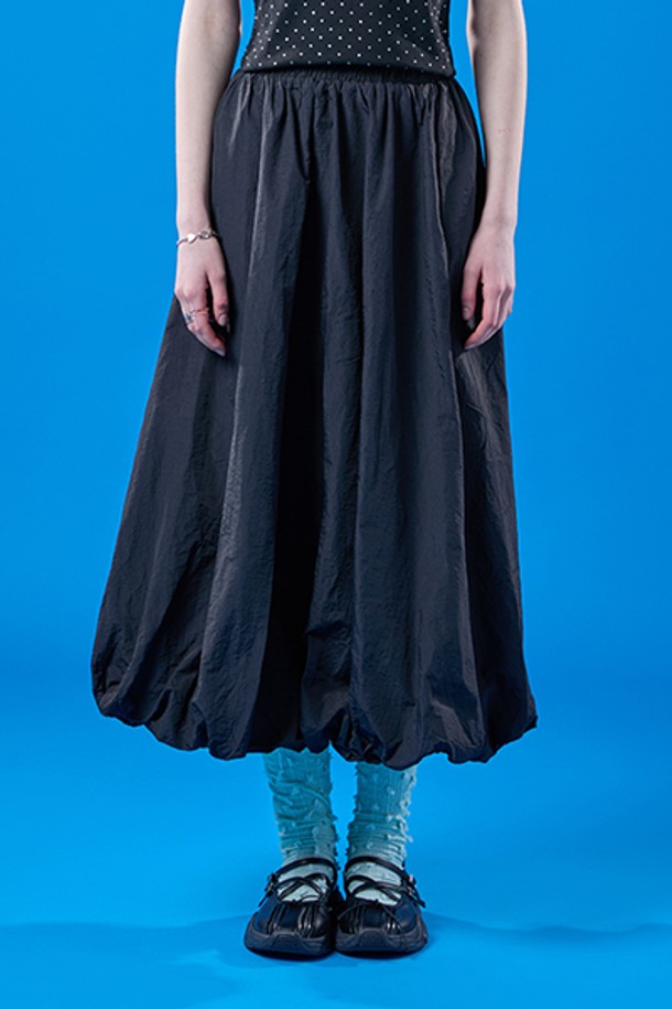 벌룬 쿨링 에어리 바스락 롱스커트 [BLACK] KCL.은 여름철 일상복으로 적합한 여성용 롱스커트입니다. 얇은 두께의 나일론 소재로 제작되어 시원한 착용감을 제공하며, 무지 패턴의 블랙 색상이 특징입니다. 벌룬핏과 루즈핏의 조합으로 캐주얼한 스타일을 연출할 수 있으며, 쿨링 소재와 바스락거리는 촉감이 돋보이는 벌룬 스커트입니다.
