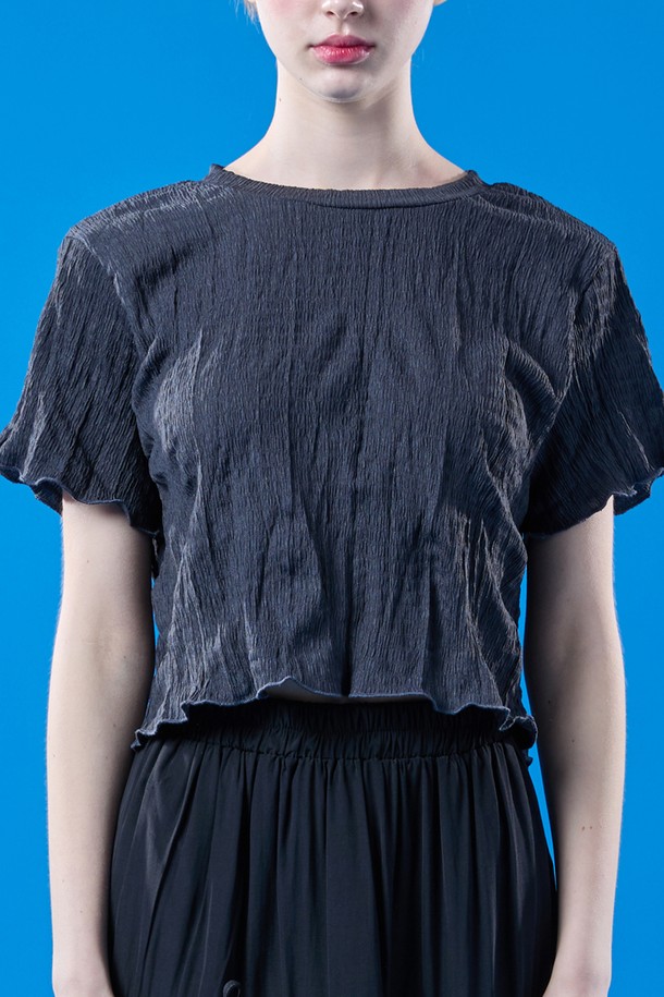 [퍼프ver.] 쿨링 마몽 크롭 무지 반팔티 [BLACK]은 플리츠 마동 소재의 얇고 부드러운 블랙 크롭 반팔티입니다. 냉감, 속건, 통기 기능과 트렌디한 플리츠 디테일이 돋보이며 여름철 일상에서 시원하고 날씬한 슬림핏 실루엣을 연출할 수 있습니다. 라운드넥 디자인으로 여름용으로 제작된 여성용 제품입니다.
