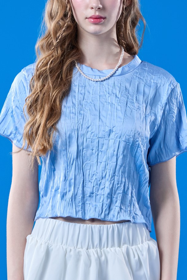 여성용 쉬폰 쿨링 마몽 크롭 무지 반팔티는 여름철 일상에서 캐주얼하게 입기 좋은 블루 색상의 상의입니다. 얇고 부드러운 쉬폰 소재로 제작되었으며, 냉감, 속건, 통기 기능과 에어 서큘레이션 기능이 있어 시원하고 쾌적하게 착용할 수 있습니다. 슬림핏에 크롭 기장으로 디자인되었고, 라운드넥과 반소매로 구성되어 있으며, 주름 디테일이 돋보이는 무지 티셔츠입니다.
