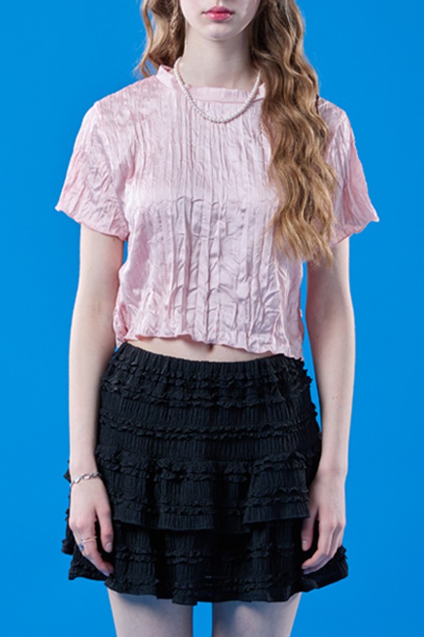 쉬폰 소재의 핑크색 크롭 반팔티로, 플리츠 디자인과 에어서큘레이션 시스템이 돋보입니다. 얇고 부드러운 터치감에 냉감, 통기, 속건 기능이 있어 여름철에도 쾌적하게 착용 가능합니다. 슬림핏 라운드넥 디자인으로 캐주얼한 무드를 연출합니다.
