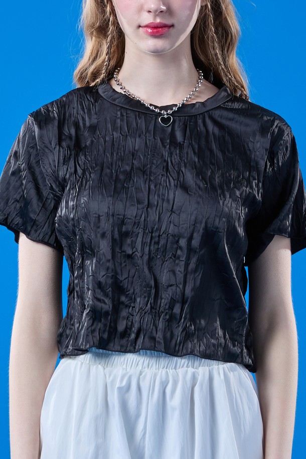 여름에 어울리는 블랙 색상의 쉬폰 크롭 반팔티입니다. 얇고 부드러운 쉬폰 소재로 제작되었으며, 냉감, 통기, 속건 기능을 갖춰 쾌적한 착용감을 제공합니다. 플리츠 디자인과 투웨이 에어 서큘레이션 시스템이 적용되었으며, 슬림핏 라인으로 캐주얼한 스타일을 연출할 수 있습니다.
