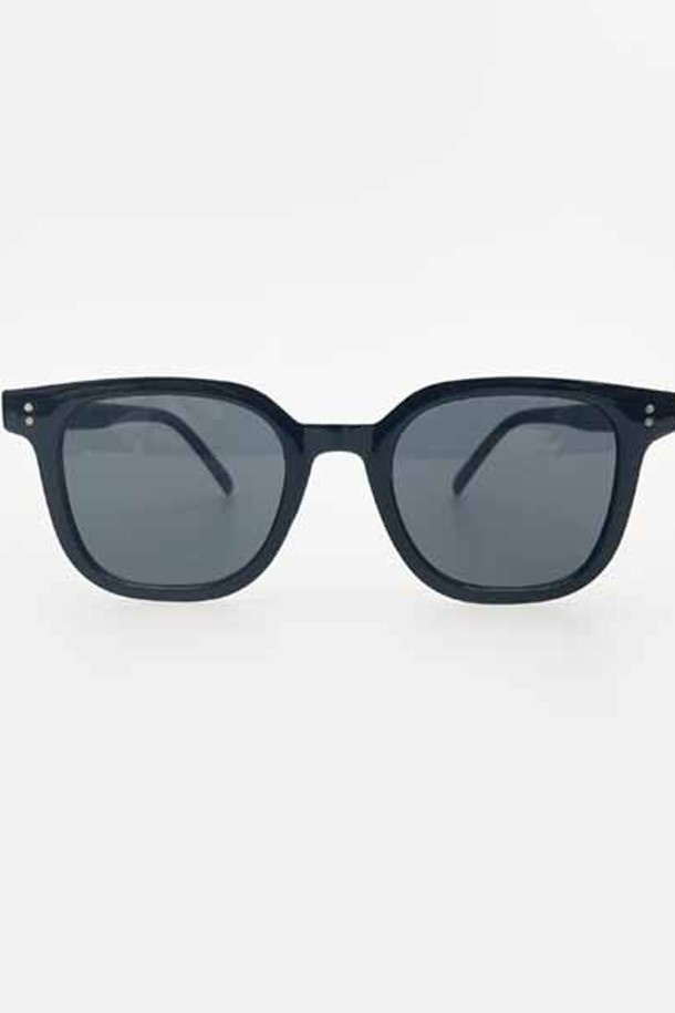 세련된 무드의 여성용 선글라스, [SQRAB] 레이어드 뿔테 올블랙 사각라운드 선글라스입니다. 빈티지하면서도 트렌디한 디자인으로, 자외선으로부터 눈을 보호하며 데일리 패션을 완성해 줍니다. 아시안 핏 전용 설계로 편안한 착용감을 제공하는, 스타일과 기능을 모두 갖춘 필수 아이템입니다.
