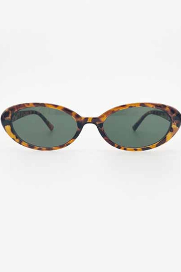 여성스러운 무드를 더하는 WOMEN 레이어드 뿔테 레오파드 선글라스입니다. 다크브라운 컬러의 레오파드 패턴과 빈티지한 스타일이 특징이며, 자외선 차단 기능으로 눈 건강까지 챙길 수 있습니다. 편안한 아시안핏 디자인으로 제작되어 데일리 선글라스로 활용하기 좋습니다.
