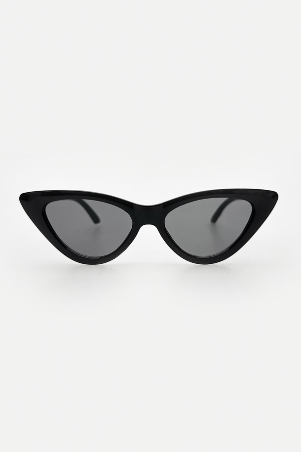 세련된 여성 레이어드 뿔테 디자인의 올블랙 캣 아이 선글라스입니다. 자외선 차단 기능으로 눈을 보호하며, 빈티지하고 레트로한 스타일을 연출합니다. 아시안핏으로 제작되어 편안한 착용감을 제공하며, 데일리룩에 트렌디함을 더해줍니다.
