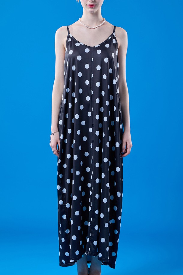 세련된 레이어드 스타일의 블랙 브이넥 도트 맥시 원피스입니다. 페미닌하고 시크한 무드를 연출하며, 여름철 일상에서 편안하게 착용하기 좋습니다. 시원한 민소매 디자인과 A라인 핏, 맥시 기장으로 여성스러운 실루엣을 완성해 줍니다.
