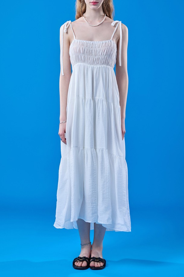 여성스러운 무드의 데이지 바스락 리본 여름 프릴 레이어드 나시 원피스 [WHITE] KCL입니다. 얇은 두께감의 바스락거리는 소재와 레이어드 디자인, 프릴 디테일로 포인트를 더했습니다. 스퀘어넥 라인과 민소매 디자인으로 시원하게 착용 가능하며, 리본 디테일이 페미닌한 무드를 연출합니다.
