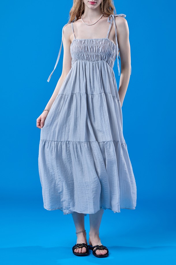 "데이지 바스락 리본 여름 프릴 레이어드 나시원피스 [GRAY] KCL"은 여성스러운 무드를 연출하는 여름 나시원피스입니다. 바스락거리는 촉감의 그레이 컬러 원단에 프릴과 레이어드 디자인이 더해져 로맨틱한 분위기를 자아냅니다. 스트랩 네크라인과 리본 디테일이 사랑스러운 포인트를 더해줍니다.
