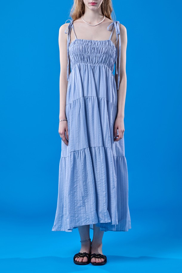 푸른 하늘을 닮은 데이지 바스락 리본 여름 프릴 레이어드 나시원피스 [BLUE] KCL은 여성스러운 페미닌 무드를 연출해줍니다. 얇고 바스락거리는 소재에 티어드 치마핏과 레이어드 디자인이 더해져 시원하고 특별한 느낌을 선사하며, 스퀘어넥과 프릴, 리본 디테일이 사랑스러운 포인트를 더합니다. 여름 일상에서 페스티벌 룩으로도 활용 가능한 매력적인 민소매 원피스입니다.
