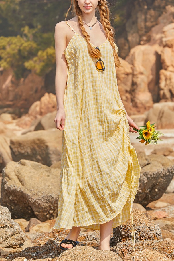 시원한 옐로우 컬러의 프레피 스타일 여름 맥시 체크 나시 원피스입니다. 얇고 통기성이 좋은 소재로 제작되어 쾌적한 착용감을 선사하며, 빠른 건조와 공기 순환 기능을 갖춰 여름철에도 시원하게 입을 수 있습니다. 끈나시 형태로 소녀스러운 매력을 더하며, 밑단 2way 연출이 가능하여 다양한 스타일을 연출할 수 있습니다.
