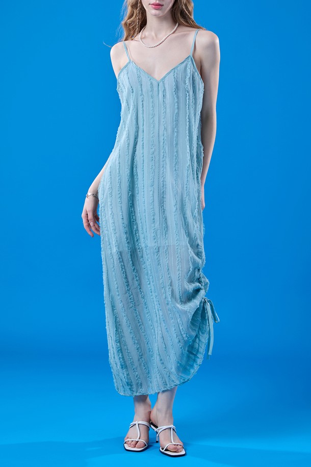 여름에 어울리는 민트 색상의 쉬폰 맥시 원피스로, 시원하고 통기성이 좋은 소재로 제작되었습니다. 브이넥 디자인과 프릴, 셔링, 플리츠 디테일이 더해져 페미닌한 무드를 연출하며, 얇고 부드러운 루즈핏으로 편안하게 착용할 수 있습니다. 냉감, 통기, 속건 기능까지 갖춘 민소매 나시 원피스입니다.
