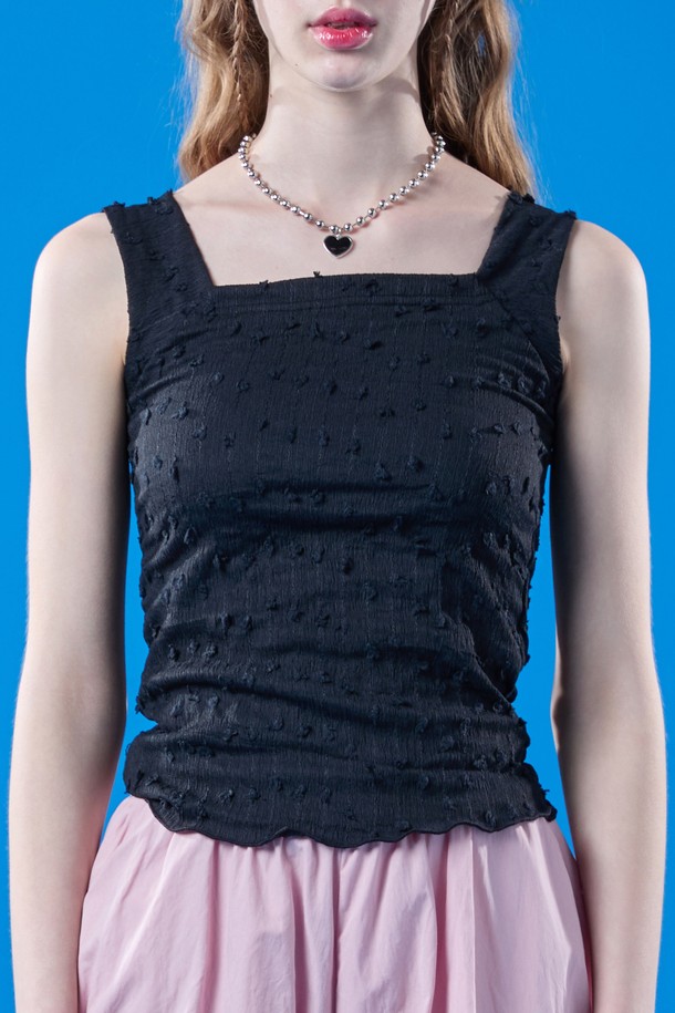 여름철 시원함을 선사하는 쿨링 이너 나시 마몽 송이 레이어드 티 [블랙]입니다. 부드러운 폴리에스테르 소재로 제작되어 얇고 가벼우며, 365 FAST DRY 기능으로 쾌적함을 유지합니다. 슬림핏 스퀘어넥 디자인에 민소매 기장으로, 베이직한 스타일을 연출하며, 속옷 비침과 브라끈 노출 걱정 없이 편안하게 착용 가능합니다.
