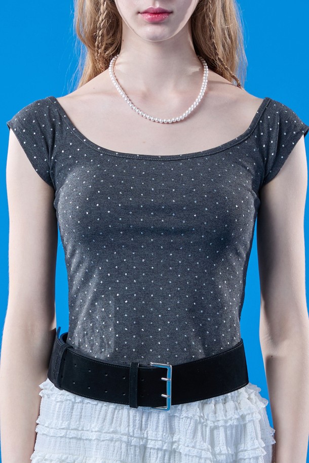 페미닌하고 시크한 무드의 여성용 크롭 반팔 티셔츠입니다. 스팽글과 큐빅 장식이 돋보이는 라운드넥 디자인으로, 슬림핏의 GRAY 컬러입니다. 여름 시즌, 일상에서 스타일리시하게 연출하기 좋은 Festival 테마 컬렉션 FREE 사이즈 이너입니다.
