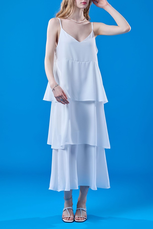시원한 쿨링 효과의 캉캉 쉬폰 맥시 롱 나시원피스 [WHITE]입니다. 부드러운 촉감과 얇은 두께의 쉬폰 소재로 제작되어 여름철에도 시원하고 쾌적하게 착용 가능하며, XKoLEAT 기술과 365 FAST DRY 기능으로 땀 흡수 및 건조가 뛰어납니다. 우아하고 엘레강스한 무드의 루즈핏 디자인에 티어드 치마와 스파게티 스트랩, 브이넥 라인으로 여성스러움을 더하며, 레이어드 스타일링을 연출할 수 있습니다.
