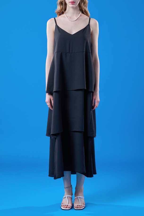 시원한 쿨링 냉장고 캉캉 쉬폰 맥시 롱 나시원피스 [BLACK]입니다. 부드러운 시폰 소재와 루즈핏으로 편안한 착용감을 선사하며, XKoLEAT 기술을 적용하여 통기성과 속건 기능을 갖춰 여름철에도 쾌적함을 유지합니다. 우아한 스퀘어넥에 레이어드 디자인, 스파게티 스트랩과 티어드 치마핏으로 페스티벌 룩부터 일상까지 다채롭게 연출할 수 있습니다.
