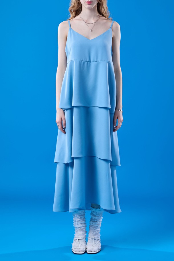 시원한 촉감의 쿨링 캉캉 쉬폰 맥시 롱 나시 원피스[BLUE]로 여름을 시원하고 우아하게 보내세요. 얇고 통기성이 좋은 시폰 소재에 냉감, 속건 기능이 더해져 일상, 여행, 휴가에서 쾌적함을 유지해주며, 루즈핏과 브이넥 디자인이 페미닌한 매력을 더합니다. 스파게티 스트랩과 레이어드 디자인, 그리고 365 FAST DRY 기능과 AIR CIRCULATION 양방향 통기성으로 편안함까지 갖춘 맥시 원피스입니다.
