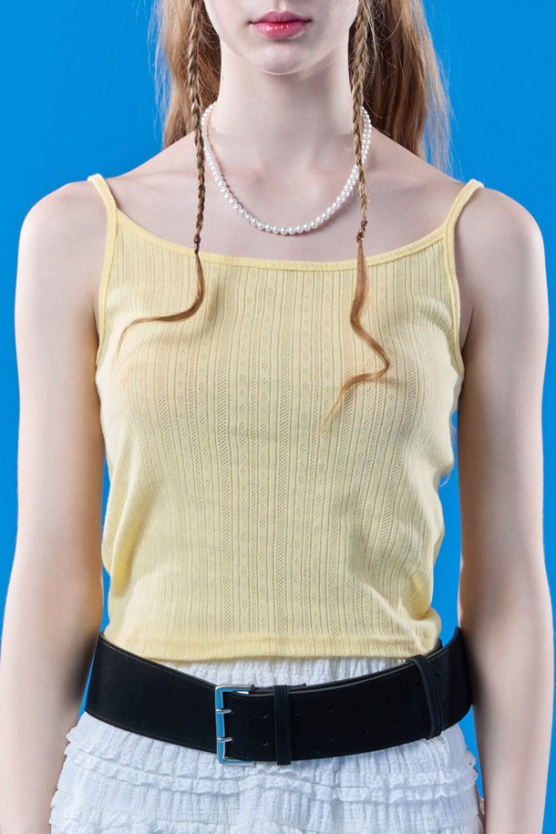 키치한 매력의 라임 옐로우 색상 펀칭 끈나시입니다. 미니 기장의 레이어드 스타일로 걸리시한 무드를 연출하며, 체크 패턴과 스트랩 네크라인이 특징입니다. 프리사이즈로 여름철 일상이나 휴가에 포인트 아이템으로 활용하기 좋습니다.
