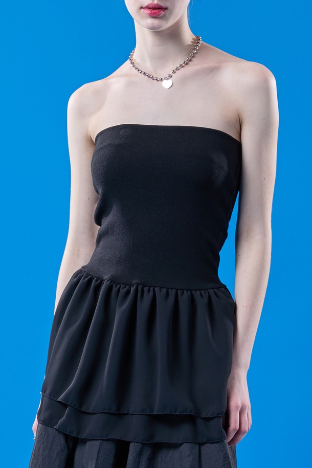 여성용 블랙 색상의 미디 오프숄더 탱크탑입니다. 얇은 두께의 무지 패턴으로 여름철 일상복으로 적합하며, 레이어드 스타일의 이너 탑으로 활용하기 좋습니다. 페미닌하고 베이직한 스타일을 연출할 수 있는 레귤러핏 민소매 디자인입니다.
