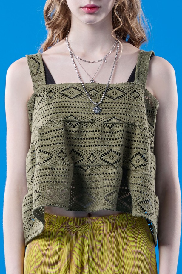 여름 시즌에 어울리는 카키 컬러의 크롭 뷔스티에입니다. 보헤미안 스타일의 기하학 패턴과 캉캉 디테일이 돋보이며, 스퀘어넥 디자인으로 제작되었습니다. 얇은 두께의 민소매 크롭 기장으로, 일상에서 편안하게 착용 가능한 레귤러핏 상의입니다.
