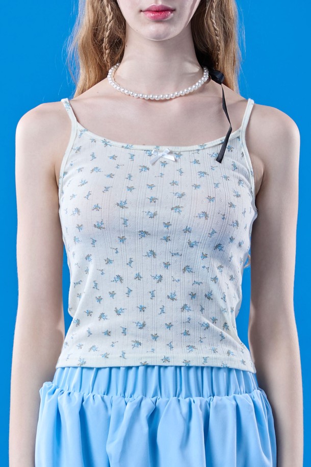 여름 시즌에 어울리는 아이보리 컬러의 릴리 이너 나시입니다. 플라워 패턴이 돋보이는 슬림핏 끈나시 디자인으로, 스퀘어넥 라인이 걸리시하고 프레피한 무드를 더합니다. 얇은 두께로 제작되어 데일리룩은 물론 여름 페스티벌에서도 시원하고 스타일리시하게 연출할 수 있습니다.
