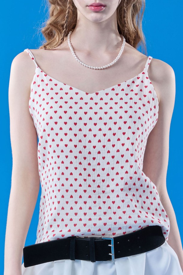 러블리한 하트 패턴이 돋보이는 아이보리 컬러의 크롭 뷔스티에 끈나시입니다. 소녀스러운 무드를 연출하며, 여름철 데일리룩이나 페스티벌 룩에 활용하기 좋습니다. 스퀘어넥 디자인으로 포인트를 더했습니다.
