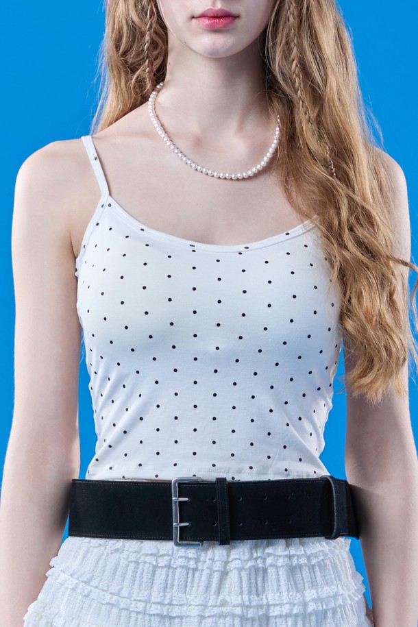 화이트 색상의 멜빈 내장브라탑 크롭 도트 탱크탑 나시입니다. 페미닌한 무드의 도트 패턴이 돋보이며, 스퀘어넥 디자인으로 제작되었습니다. 여름철 일상복으로 적합하며, 얇은 두께와 민소매 디자인으로 시원하게 착용할 수 있습니다.
