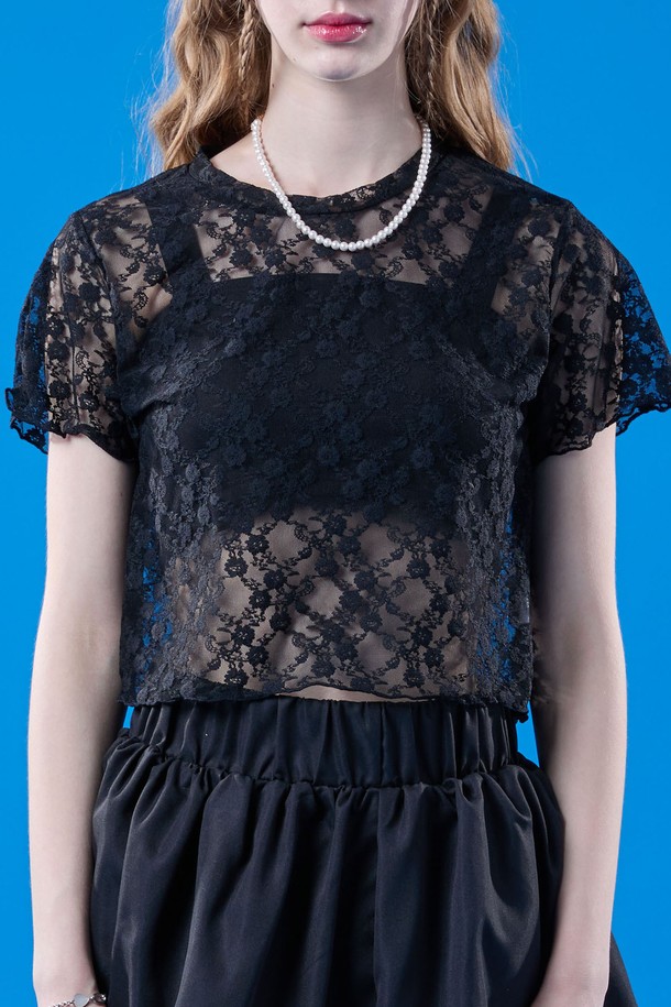 여성스러운 페미닌 무드와 시크한 매력을 동시에 연출하는 레이어드 플라워 시스루 크롭 반팔 티셔츠입니다. 블랙 컬러에 플라워 레이스 패턴이 돋보이며, 시스루 디자인으로 은은한 섹시함을 더했습니다. 얇은 두께감의 여름용 반팔 티셔츠로, FREE 사이즈이며 일상에서 페스티벌까지 폭넓게 활용할 수 있습니다.
