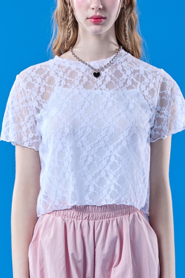 여성스러운 무드를 연출하는 레이어드 플라워 시스루 크롭 반팔 티셔츠입니다. 부드러운 촉감의 레이스 소재와 플라워 패턴, 시스루 디자인이 특징이며, 여름철 데일리 룩에 포인트를 더해줍니다. 라운드넥과 레귤러핏으로 편안하게 착용 가능하며, 크롭 기장으로 다리가 길어 보이는 효과를 줍니다.
