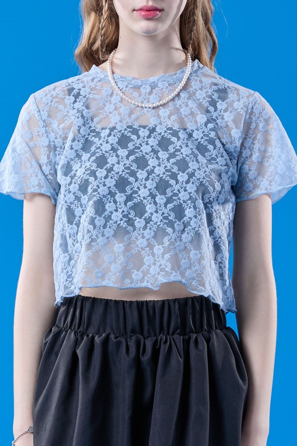 페미닌한 무드의 레이어드 플라워 시스루 크롭 반팔티 [BLUE]는 여름철 일상에서 여성스러움을 돋보이게 해줍니다. 블루 컬러의 플라워 패턴과 시스루 디자인이 특징이며, 얇은 레이스 소재로 제작되어 시원하게 착용 가능합니다. 레귤러핏의 크롭 기장으로, 라운드넥 디자인이 돋보이는 페스티벌 컬렉션 라인의 반팔 티셔츠입니다.
