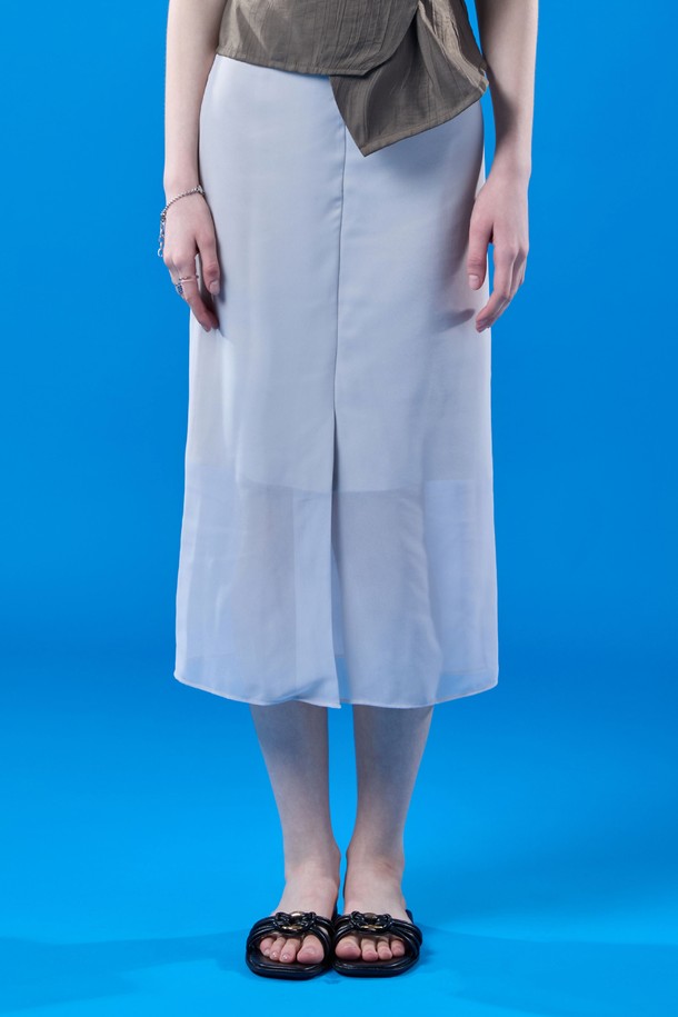 아이보리 색상의 시스루 쉬폰 소재로 제작된 롱스커트입니다. 얇고 부드러운 촉감과 트임 디테일, A라인 핏이 특징이며, 쿨링, 속건, 통기성 기능으로 여름에도 시원하고 쾌적하게 착용할 수 있습니다. 페미닌하고 캐주얼한 스타일 연출이 가능하며, 레이어드 스타일과 체크 패턴이 돋보이는 아이템으로 일상 및 여행, 페스티벌 등 다양한 용도로 활용하기 좋습니다.
