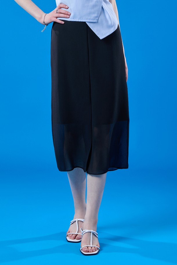 여름에 어울리는 블랙 색상의 시스루 쉬폰 롱스커트로, 쿨링 소재와 통기성, 속건 기능으로 쾌적함을 제공합니다. 체크 패턴과 트임 디테일이 돋보이는 A라인 스커트이며, 레이어드 디자인으로 페미닌하고 트렌디한 무드를 연출합니다. 부드러운 촉감의 얇은 쉬폰 소재로 제작되어 페스티벌이나 휴가에 스타일리시하게 착용하기 좋습니다.
